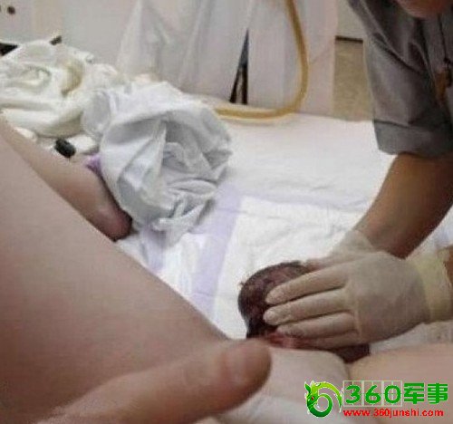 һ��ΰ��ĸ�׷�����̵���Ƭ�����������𺳡�������Ѫ���ܵľ�ͷչʾ����ң����������Ż�˭����ӱ������۰����ĸ�ס����ӡ�